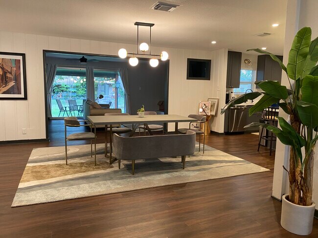 Foto del edificio - 374 Pinewood Ln