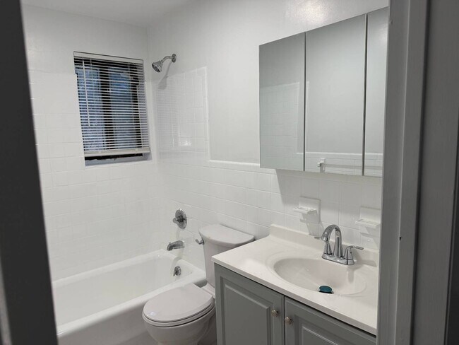 Building Photo - 19 Rossmore Ave