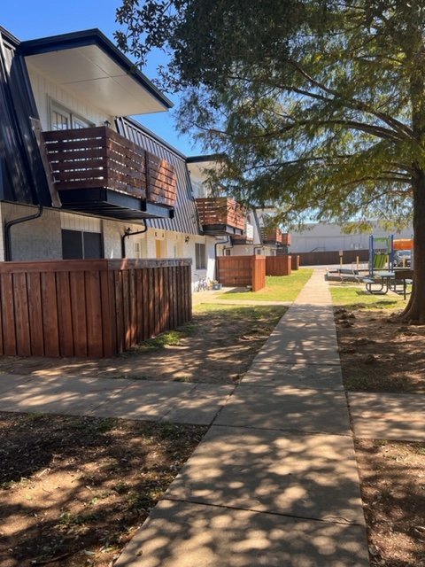 Pionero de Atrium Gardens - 1021 W Pioneer Pky
