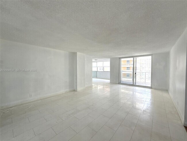 Building Photo - 1904 S Ocean Dr