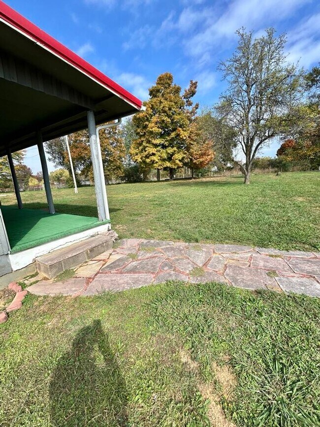 Building Photo - Maryville 37801 - 2 bedroom 1 bath - conta...