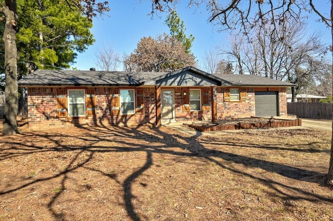 Building Photo - Stunning home in Choctaw with 3 bedrooms and 1.5 bathrooms!