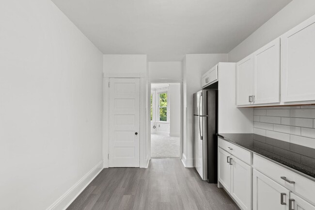 Building Photo - Spacious 1 Bedroom Apartment with Den - In Unit Laundry!