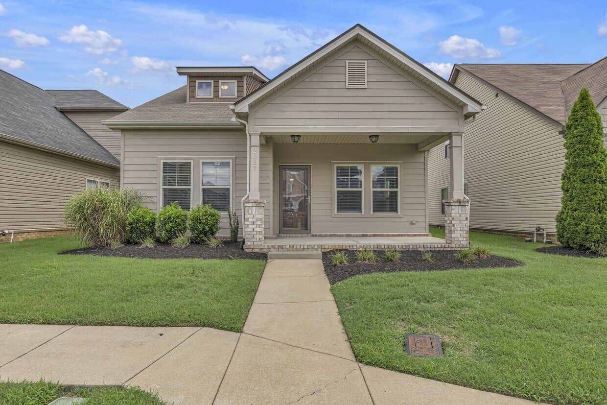 Foto principal - AVAILABLE NOW AT A GREAT PRICE. 3 BD 2 1/2...