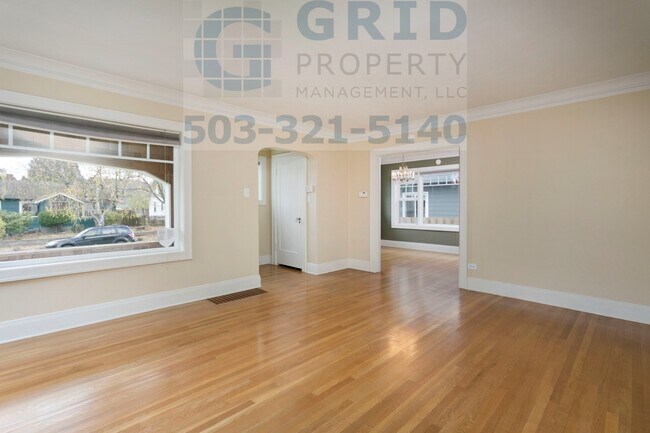 Building Photo - Spacious 3 Bedroom Bungalow in Roseway Nei...