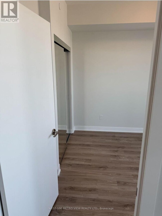 Photo du bâtiment - 430-4430 Square One Dr
