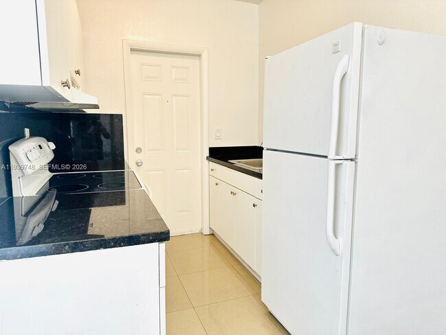 Foto del edificio - 1951 NE 167th St