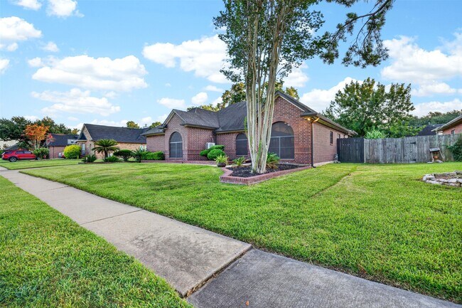 Building Photo - 18610 Autumn Hills Dr