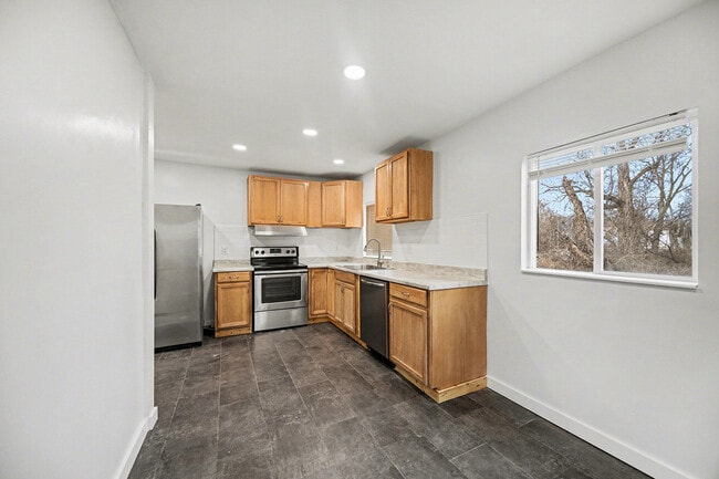 Building Photo - 12 Linwood Ave