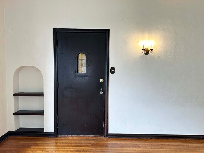 Puerta principal - 1340 E Harvard St