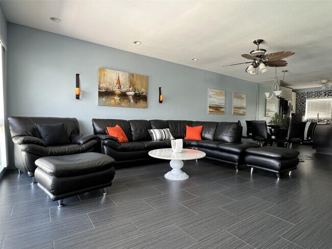 Foto del edificio - 999 N Riverside Dr