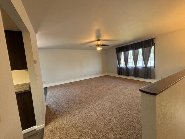 Building Photo - 3 bedroom home /  Fenced in yard / 1 Car Garage