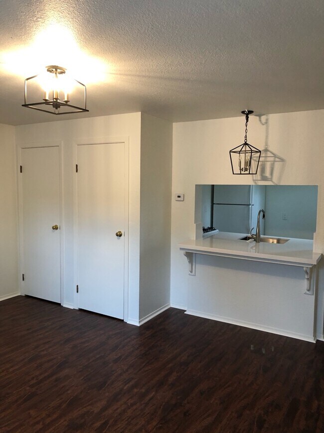 Sala de estar - 411 W Dana St