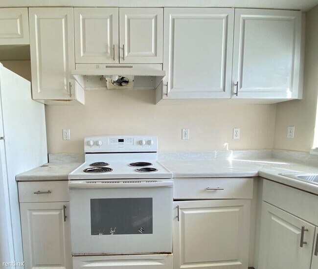 Building Photo - 2 br, 1 bath Townhome - 228 NW 85th Street...