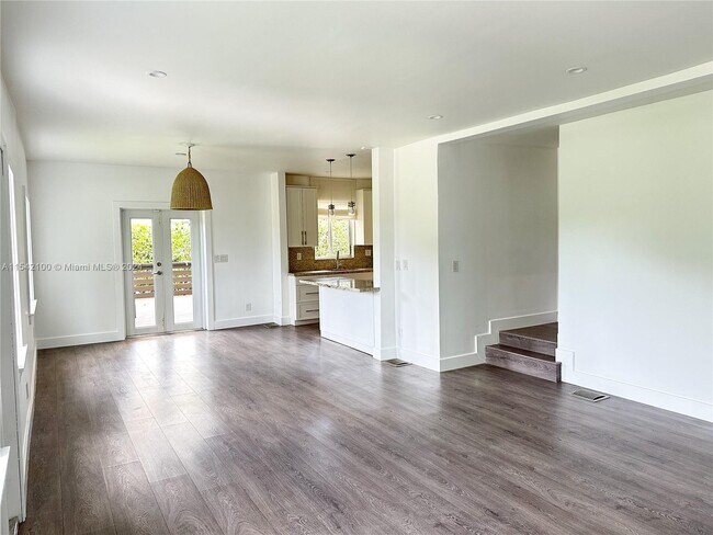 Foto del edificio - 7055 Sunset Dr