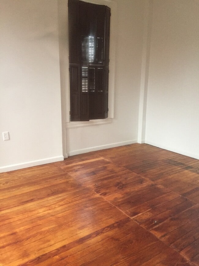 Building Photo - Spacious 2-3 Bedroom Historic Spacious Apartment near York College!