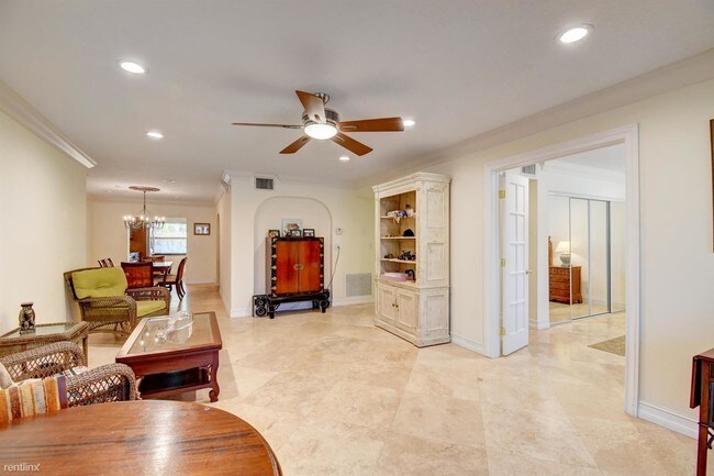 Building Photo - 2 br, 2 bath  - 900 E Hillsboro Blvd