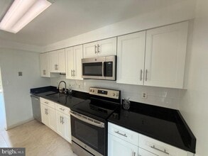 Building Photo - 922 Montgomery Ave