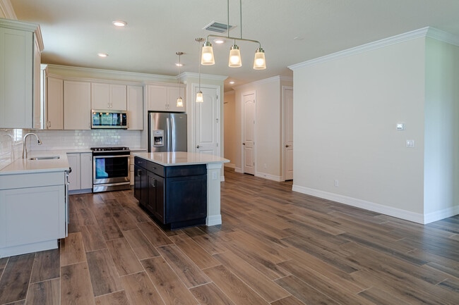 Building Photo - 740 S E Boboli Way