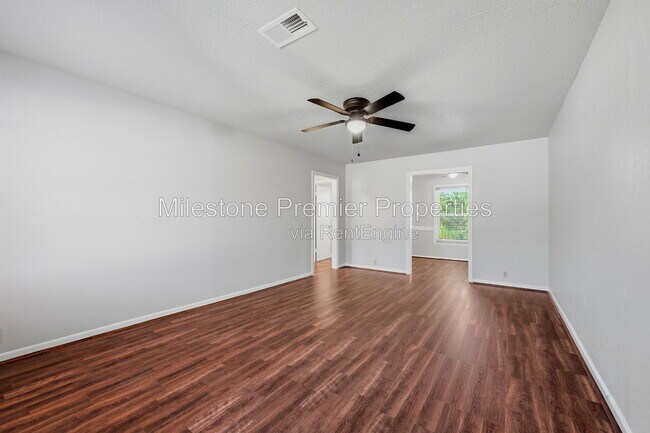 Building Photo - 1006 W Texas St