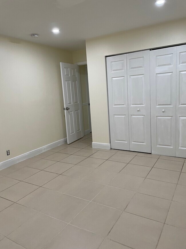 Foto del edificio - 420 NE 44th St