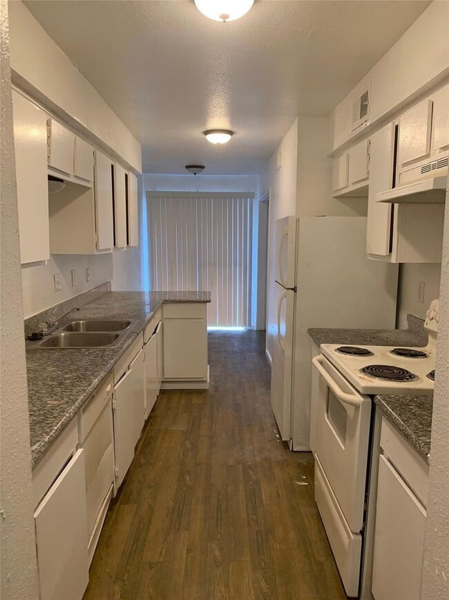 Building Photo - 3 bedroom / 2 bathroom - 1st floor condo