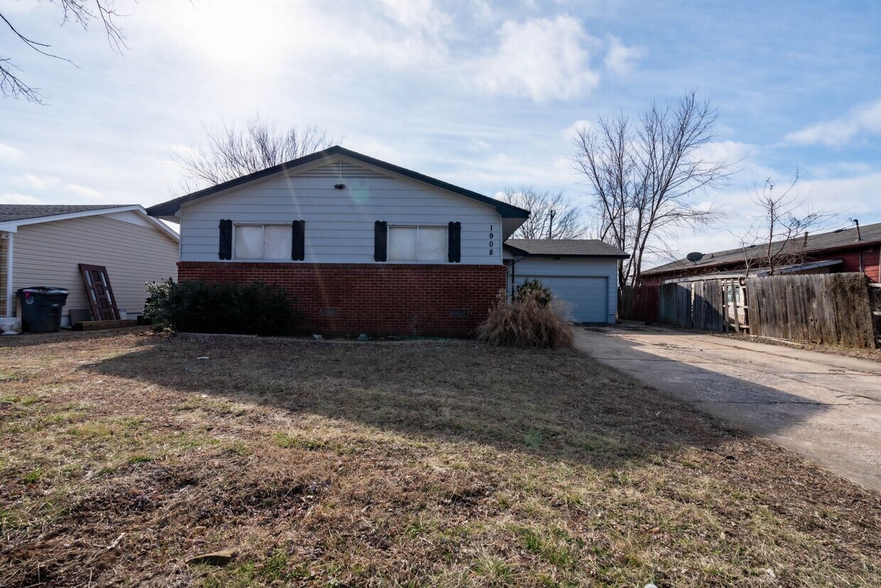 Foto principal - Cute Tulsa Home Available Now! 3 bedrooms ...