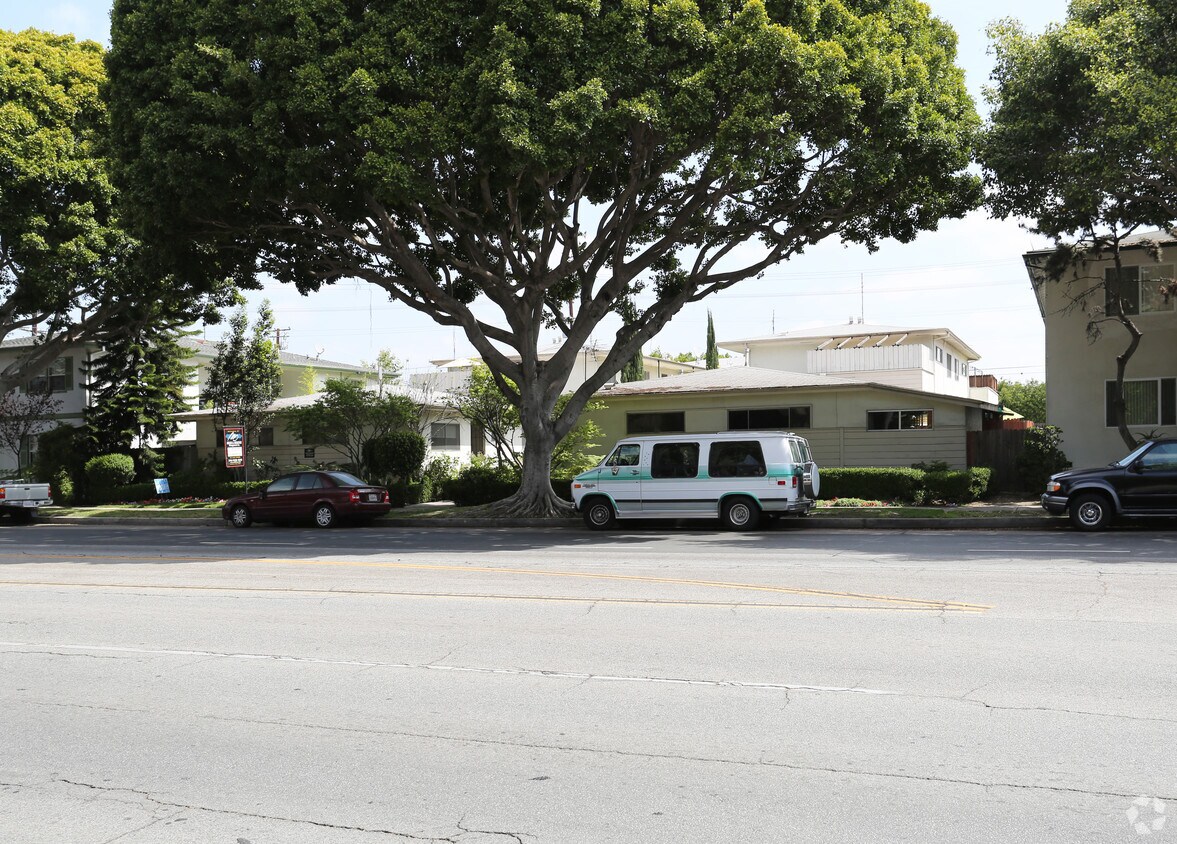 Building Photo - 4430-4440 Overland Ave
