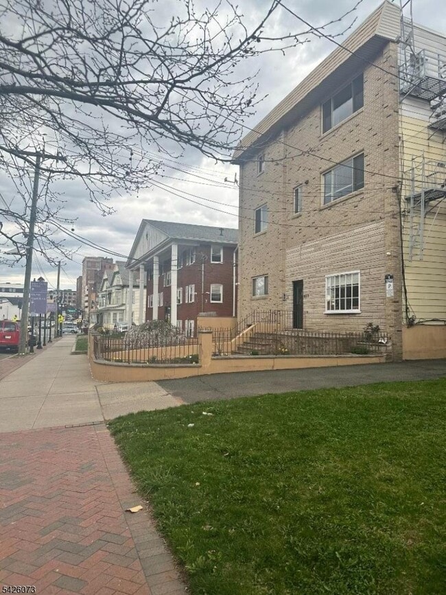 Building Photo - 1075 E Jersey St