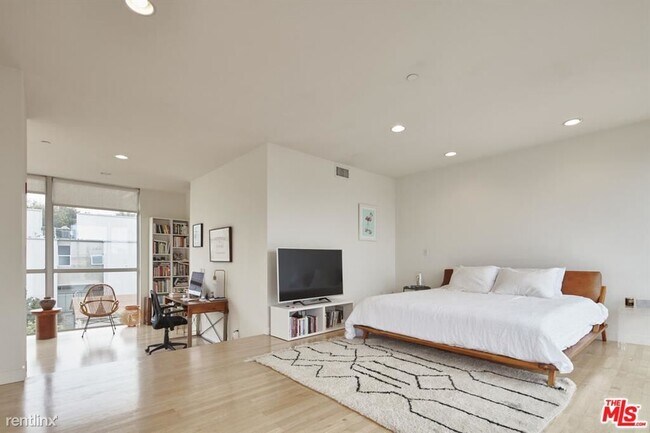 Foto del edificio - 1 br, 2 bath Condo - 660 Rose Ave Ste 3