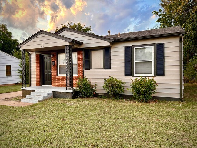 Photo - 213 W 7th St House