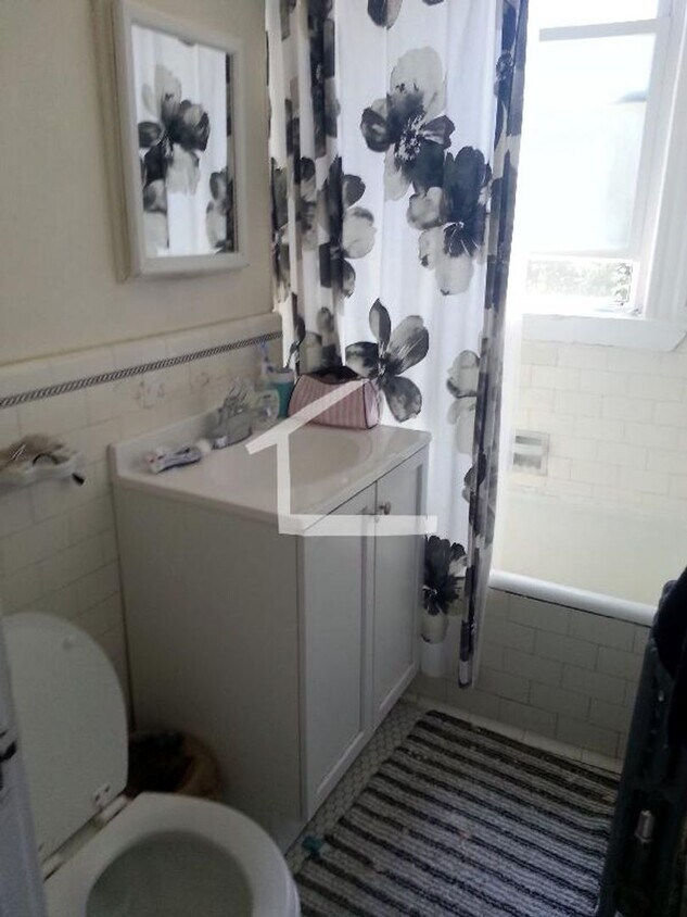 Building Photo - Nice studio with separate kitchen availabl...