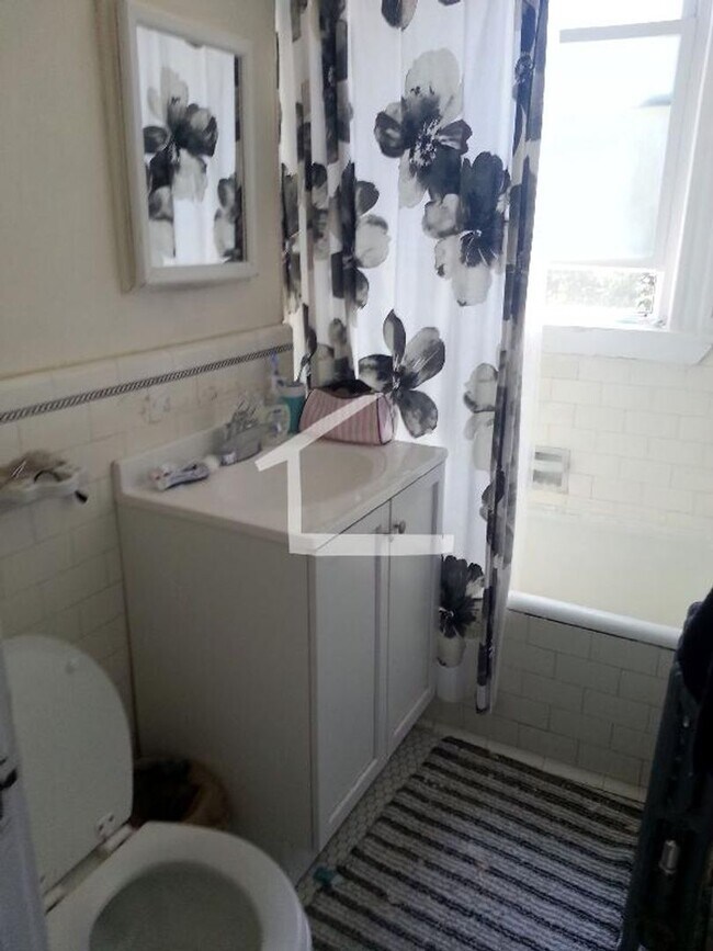 Photo - Hill Estates 2 bedroom in Belmont availabl... House