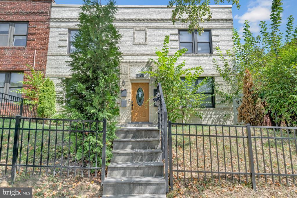 Foto principal - 833 19th St NE