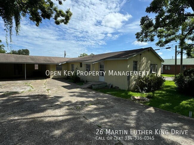Building Photo - Personal and Quaint 3/1.5 Home with a Spac...