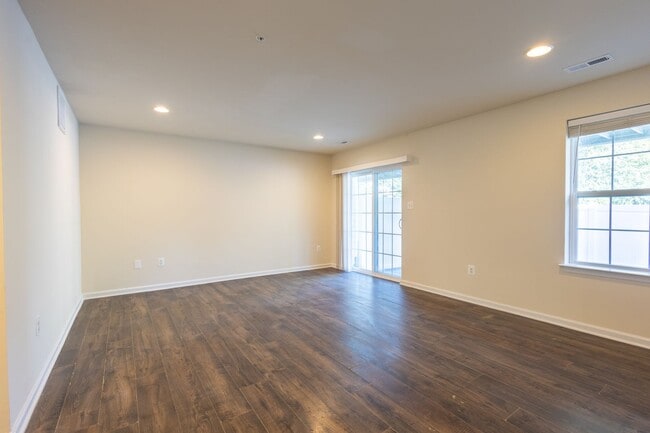 Building Photo - Spacious 3 Bedroom Townhouse in Hanover!