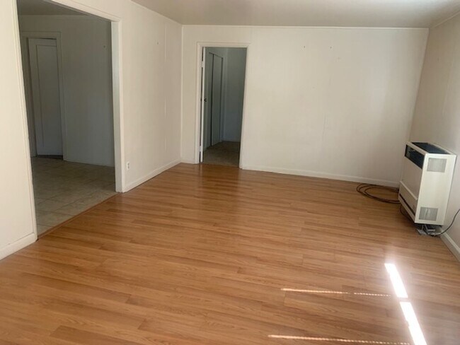 Building Photo - 2 Bedrooms, 1 Bath House