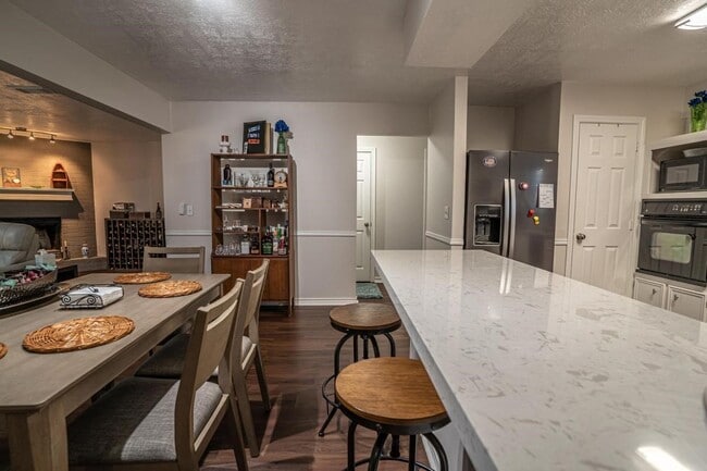 Building Photo - 13209 Bluff View Dr