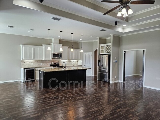 Building Photo - 10325 Beverly Hills Dr