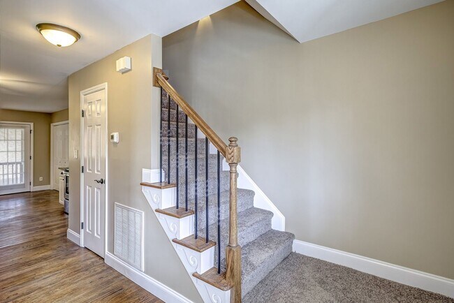 Foto del edificio - 3 Bedroom Home with Large Fenced in Yard, 2 Car Garage & Bonus Room!