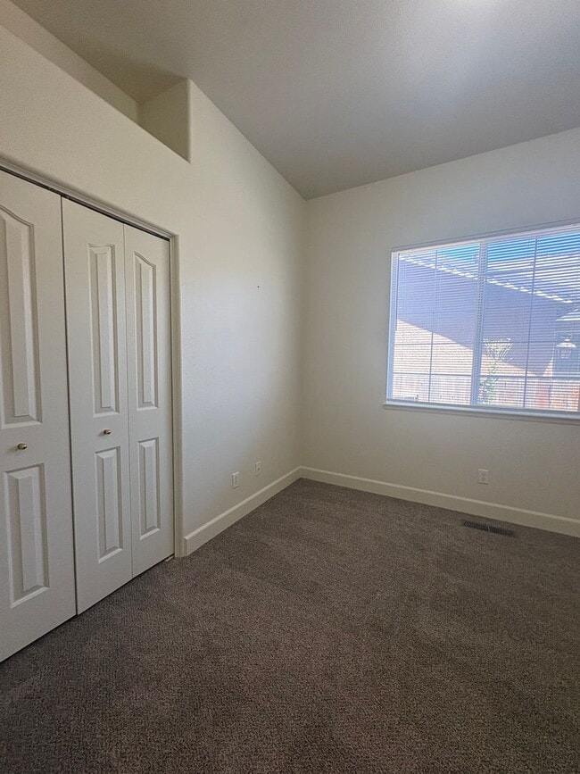 Building Photo - Move in ready North Carson