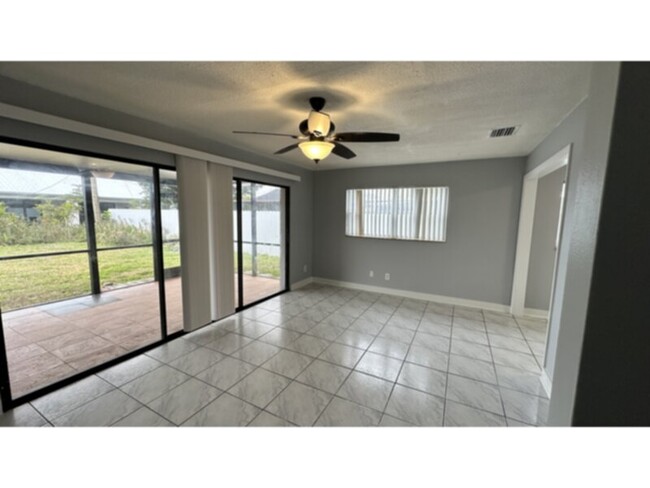 Foto del edificio - 2 Bedroom/2 Bath SE Cape Coral duplex off ...