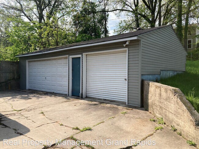 Building Photo - 4 br, 2 bath House - 400 Carrier Street NE
