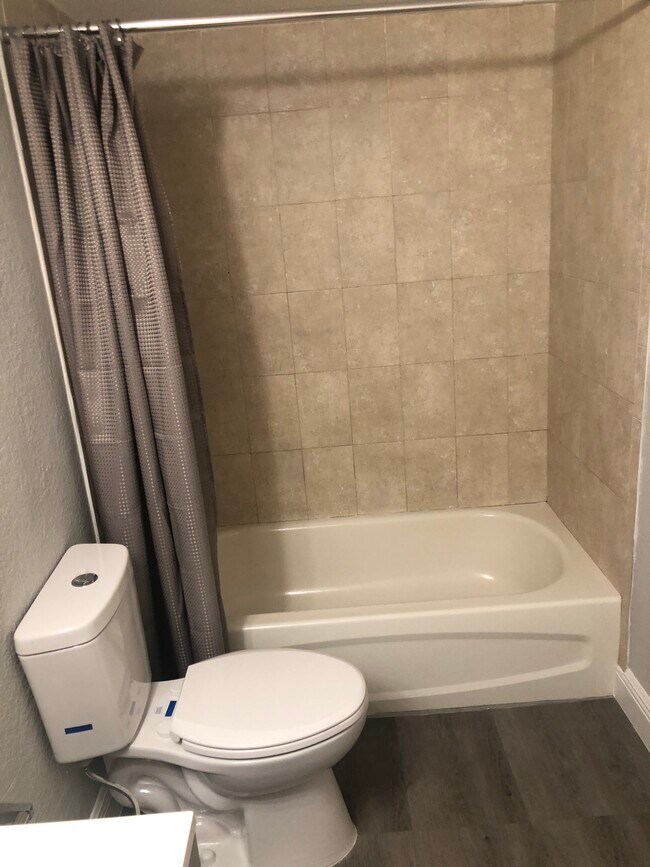 Baño - 2520 Caper Ln