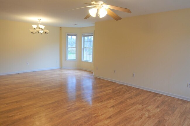 Building Photo - 131 River Oaks Cir