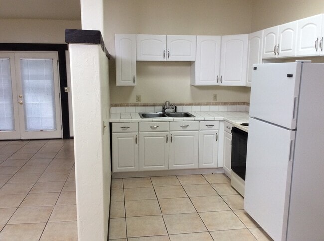Foto del edificio - 2 Bdrm/1Ba Duplex, A/C, washer & dryer Centrally located