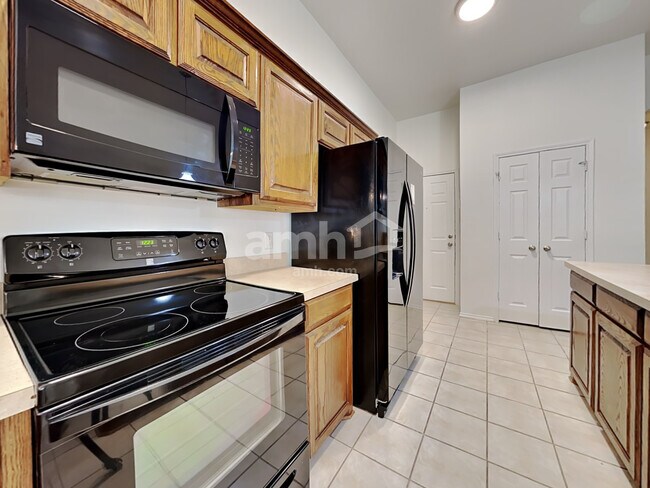 Foto del edificio - 4406 Shady Elm Dr