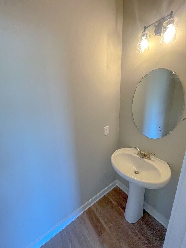 Building Photo - Adorable Single Family Townhome