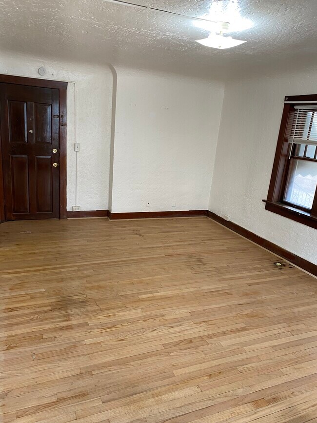 Foto del edificio - 629 S Main St