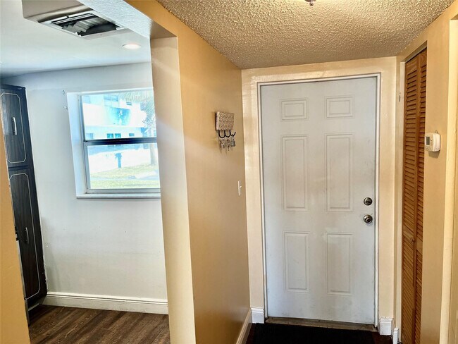 Foto del edificio - 8351 Sands Point Blvd